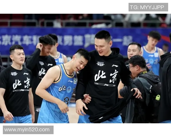 四川男篮与上海队激战正酣谁能在这场对决中笑到最后